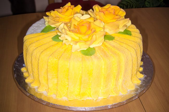 Gelber Vorhang – Kuchentraum